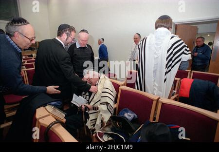 Le Dr Gerald Jacobs, 100 ans, de la synagogue centrale de Birmingham, lors d'un service spécial le dimanche matin pour célébrer son anniversaire, suivi d'un petit déjeuner auquel les congrégants se sont joints, y compris ses trois fils Nathan, Lennie et Maurice. Banque D'Images