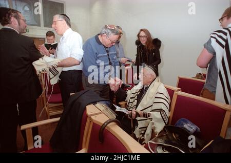 Le Dr Gerald Jacobs, 100 ans, de la synagogue centrale de Birmingham, lors d'un service spécial le dimanche matin pour célébrer son anniversaire, suivi d'un petit déjeuner auquel les congrégants se sont joints, y compris ses trois fils Nathan, Lennie et Maurice. Banque D'Images