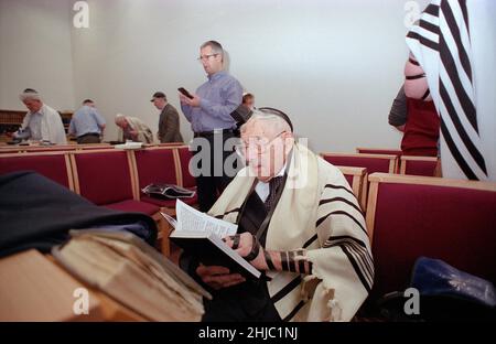 Le Dr Gerald Jacobs, 100 ans, de la synagogue centrale de Birmingham, lors d'un service spécial le dimanche matin pour célébrer son anniversaire, suivi d'un petit déjeuner auquel les congrégants se sont joints, y compris ses trois fils Nathan, Lennie et Maurice. Banque D'Images