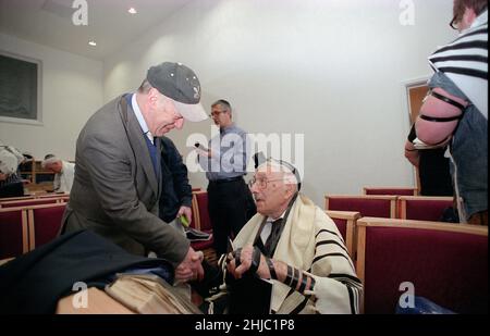 Le Dr Gerald Jacobs, 100 ans, de la synagogue centrale de Birmingham, lors d'un service spécial le dimanche matin pour célébrer son anniversaire, suivi d'un petit déjeuner auquel les congrégants se sont joints, y compris ses trois fils Nathan, Lennie et Maurice. Banque D'Images