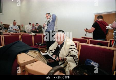 Le Dr Gerald Jacobs, 100 ans, de la synagogue centrale de Birmingham, lors d'un service spécial le dimanche matin pour célébrer son anniversaire, suivi d'un petit déjeuner auquel les congrégants se sont joints, y compris ses trois fils Nathan, Lennie et Maurice. Banque D'Images