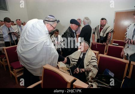 Le Dr Gerald Jacobs, 100 ans, de la synagogue centrale de Birmingham, lors d'un service spécial le dimanche matin pour célébrer son anniversaire, suivi d'un petit déjeuner auquel les congrégants se sont joints, y compris ses trois fils Nathan, Lennie et Maurice. Banque D'Images