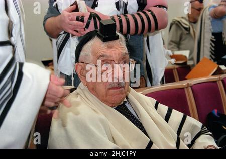 Le Dr Gerald Jacobs, 100 ans, de la synagogue centrale de Birmingham, lors d'un service spécial le dimanche matin pour célébrer son anniversaire, suivi d'un petit déjeuner auquel les congrégants se sont joints, y compris ses trois fils Nathan, Lennie et Maurice. Banque D'Images