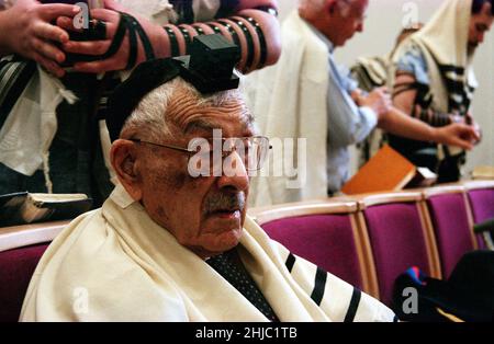 Le Dr Gerald Jacobs, 100 ans, de la synagogue centrale de Birmingham, lors d'un service spécial le dimanche matin pour célébrer son anniversaire, suivi d'un petit déjeuner auquel les congrégants se sont joints, y compris ses trois fils Nathan, Lennie et Maurice. Banque D'Images