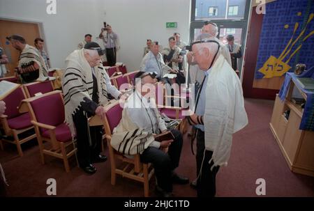 Le Dr Gerald Jacobs, 100 ans, de la synagogue centrale de Birmingham, lors d'un service spécial le dimanche matin pour célébrer son anniversaire, suivi d'un petit déjeuner auquel les congrégants se sont joints, y compris ses trois fils Nathan, Lennie et Maurice. Banque D'Images