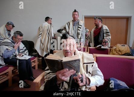 Le Dr Gerald Jacobs, 100 ans, de la synagogue centrale de Birmingham, lors d'un service spécial le dimanche matin pour célébrer son anniversaire, suivi d'un petit déjeuner auquel les congrégants se sont joints, y compris ses trois fils Nathan, Lennie et Maurice. Banque D'Images