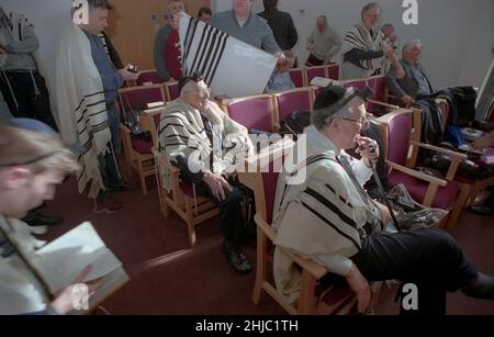 Le Dr Gerald Jacobs, 100 ans, de la synagogue centrale de Birmingham, lors d'un service spécial le dimanche matin pour célébrer son anniversaire, suivi d'un petit déjeuner auquel les congrégants se sont joints, y compris ses trois fils Nathan, Lennie et Maurice. Banque D'Images