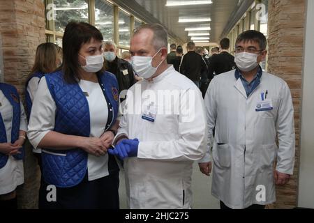 DNIPRO, UKRAINE - le 28 JANVIER 2022 - médecin-chef de l'hôpital clinique régional Ilya Mishnikov Dnipropetrovsk Serhii Ryzenko assiste à un don de sang Banque D'Images