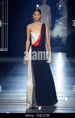 Paris, France.27th janvier 2022.Un modèle présente une création des collections de la haute-Couture Printemps/été 2022 de Fendi Couture lors de la semaine de la mode à Paris, France, le 27 janvier 2022.Crédit: Piero Biasion/Xinhua/Alay Live News Banque D'Images