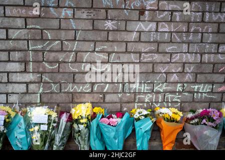 Southend on Sea, Essex, Royaume-Uni.28th janvier 2022.Des hommages ont été rendus sur les lieux de la mort d'un homme de 18 ans qui a été nommé Kacper Ksiazek, un homme qui est tombé d'un parking à plusieurs étages dans le complexe Victoria Plaza le soir du mercredi 26th janvier, des fleurs et des bougies ont été laissées,outre de nombreux messages personnels Banque D'Images