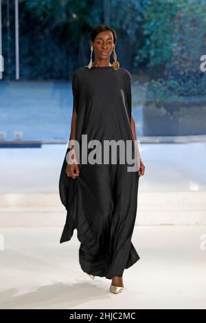 Paris, France.27th janvier 2022.Un modèle présente une création des collections de haute Couture Printemps/été 2022 d'Imane Ayissi lors de la semaine de la mode à Paris, France, le 27 janvier 2022.Crédit: Piero Biasion/Xinhua/Alay Live News Banque D'Images