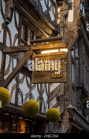 Le panneau Garrick inn au crépuscule.High Street, Stratford-upon-Avon, Warwickshire, Angleterre Banque D'Images