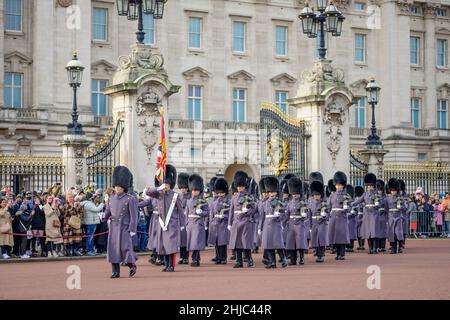 Buckingham Palace, Londres, Royaume-Uni.28 janvier 2022.Changement de la garde de la Reine par l’escadron couleur de la Reine Force aérienne royale avec l’appui musical de la bande de la Force aérienne royale.Ils remplacent la vieille garde (photo), les 1st gardes du bataillon Grenadier, qui sont accompagnés de retour à la caserne Wellington par la bande des gardes Coldstream.Crédit : Malcolm Park/Alay Live News. Banque D'Images