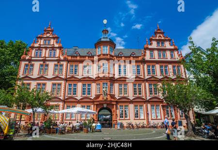 Belle vue sur la "Haus zum Römischen Kaiser" (Maison de l'empereur romain), anciennement "Zum Marienberg", un bâtiment de la Renaissance à Mayence, en Allemagne... Banque D'Images