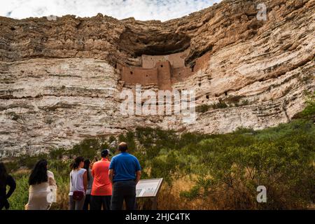 Vue arrière d'un groupe de touristes regardant le monument national du château de Montezuma, Camp Verde, Arizona, États-Unis Banque D'Images