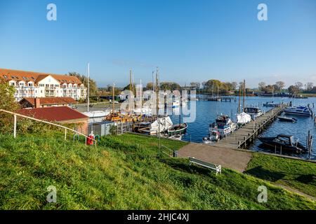 Vue sur le port de Kirchdorf sur l'île de Poel, Mecklembourg-Poméranie occidentale, Allemagne, Europe Banque D'Images