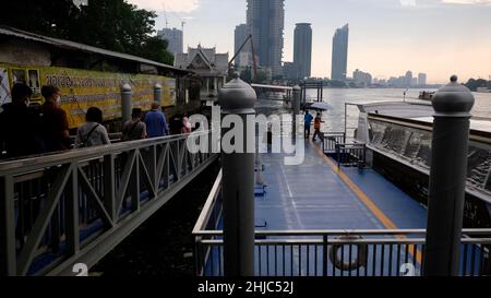 Passagers à l'embarcadère Sathorn, code/numéro CEN, sur la rivière Chao Phraya embarquement sur le ferry gratuit IconSiam Shuttle Ferry Boat jusqu'à l'embarcadère du centre commercial Iconcierge Banque D'Images