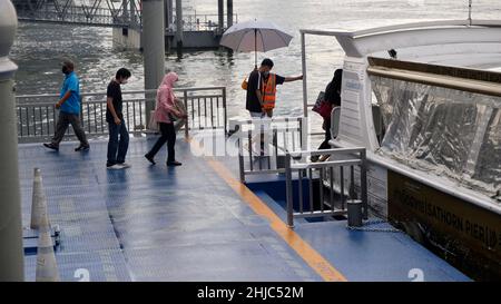 Passagers à l'embarcadère Sathorn, code/numéro CEN, sur la rivière Chao Phraya embarquement sur le ferry gratuit IconSiam Shuttle Ferry Boat jusqu'à l'embarcadère du centre commercial Iconcierge Banque D'Images