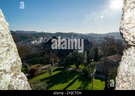 Vue depuis le château de Guimarães dans le nord du Portugal. Randonnée et découverte de Castles. Banque D'Images