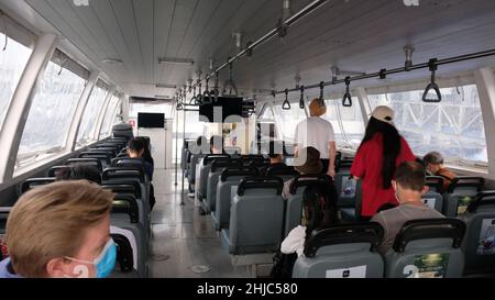 À l'intérieur d'Iconcierge, navette gratuite, bateau express, jetée de Sathorn, jusqu'au centre commercial d'Iconcierge, fleuve Chao Phraya, Bangkok, Thaïlande Banque D'Images