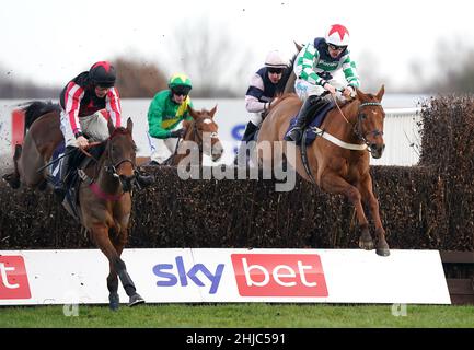 Funambule Sivola, monté par le jockey Charlie Deutsch (à gauche), remporte le Sky Bet Extra Places Every Day handicap Chase passé avant minuit, monté par le jockey James Bowen à l'hippodrome de Doncaster.Date de la photo: Vendredi 28 janvier 2022. Banque D'Images