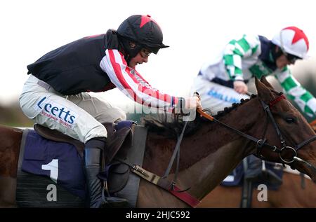 Funambule Sivola, monté par le jockey Charlie Deutsch, remporte le Sky Bet Extra place chaque jour Handicap Chase à l'hippodrome de Doncaster.Date de la photo: Vendredi 28 janvier 2022. Banque D'Images