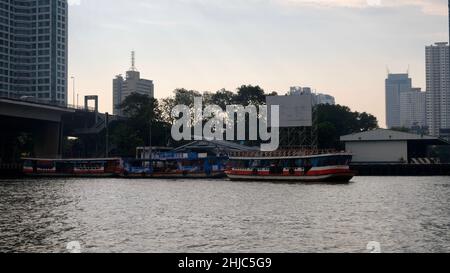 Pont de Sathon alias Saphan Taksin Bridge traversez la rivière Chao Phraya à Bangkok en Thaïlande avec un ferry Banque D'Images