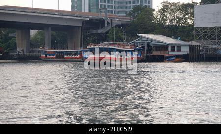 Pont de Sathon alias Saphan Taksin Bridge traversez la rivière Chao Phraya à Bangkok en Thaïlande avec un ferry Banque D'Images