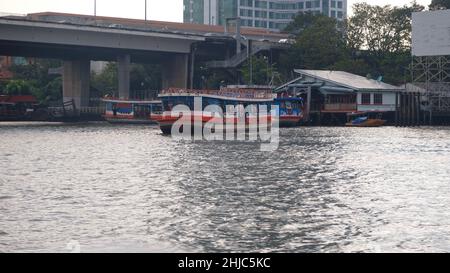 Pont de Sathon alias Saphan Taksin Bridge traversez la rivière Chao Phraya à Bangkok en Thaïlande avec un ferry Banque D'Images