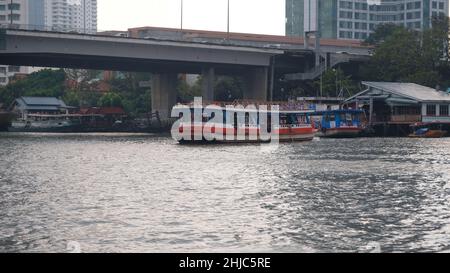 Pont de Sathon alias Saphan Taksin Bridge traversez la rivière Chao Phraya à Bangkok en Thaïlande avec un ferry Banque D'Images