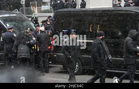 New York, États-Unis.28th janvier 2022.(NOUVEAU) cérémonie funéraire pour Jason Rivera, mort d'un officier du NYPD à la cathédrale Saint-Patrické‚ â„ â s.28 janvier 2022, New York, États-Unis: La cérémonie funéraire de Jason Rivera, officier tué du NYPD, aura lieu vendredi (28) à l'église de la cathédrale Saint-Patrické‚ â â„ âs sur 5th Avenue, Manhattan.Jason, âgé de 22 ans, et son associé, Wilbert Mora, âgé de 27 ans, ont répondu à un appel de violence familiale et ont été abattus par un suspect de 47 ans, Lashawn McNeil, vendredi (21) nuit à Harlem.Jason est décédé le même jour alors que Wilbert est décédé 4 jours plus tard à l'hôpital.Routes sur 5th avenue Banque D'Images