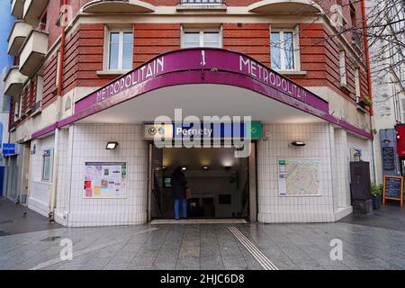 PARIS, FRANCE -9 JANV. 2022 - vue sur l'entrée de la station de métro Pernety sur la ligne 13 rue Raymond Losserand dans le 14th arrondissement de Paris. Banque D'Images