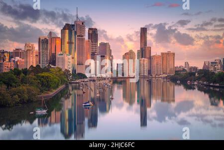 Brisbane, Australie.Image du paysage urbain de Brisbane avec reflet de la ville sur le fleuve Brisbane au lever du soleil. Banque D'Images