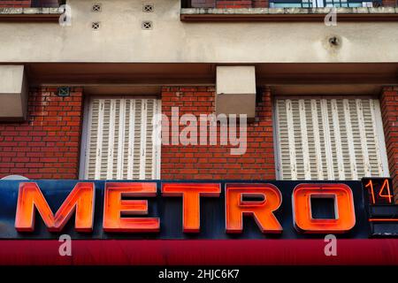PARIS, FRANCE -9 JANV. 2022 - vue sur l'entrée de la station de métro Pernety sur la ligne 13 rue Raymond Losserand dans le 14th arrondissement de Paris. Banque D'Images