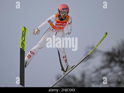 Willingen, Allemagne.28th janvier 2022.Ski nordique, saut à ski : coupe du monde, grande colline, femmes.Marita Kramer d'Autriche saute de la colline Mühlenkopf pendant le prologue.Credit: Arne Dedert/dpa/Alay Live News Banque D'Images