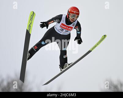 Willingen, Allemagne.28th janvier 2022.Ski nordique, saut à ski : coupe du monde, grande colline, femmes.Katharina Althaus d'Allemagne saute de la colline Mühlenkopf pendant le prologue.Credit: Arne Dedert/dpa/Alay Live News Banque D'Images