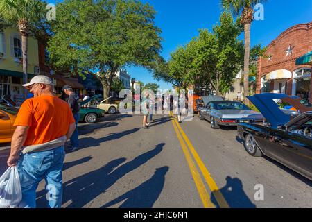 Fernandina Beach, FL - 18 octobre 2014 : vue grand angle d'un spectacle de voiture classique qui se déroule dans une rue du centre-ville de Fernandina Beach, Floride. Banque D'Images