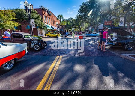 Fernandina Beach, FL - 18 octobre 2014 : vue grand angle d'un spectacle de voiture classique qui se déroule dans une rue du centre-ville de Fernandina Beach, Floride. Banque D'Images