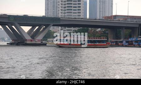 Pont de Sathon alias Saphan Taksin Bridge traversez la rivière Chao Phraya à Bangkok en Thaïlande avec un ferry Banque D'Images