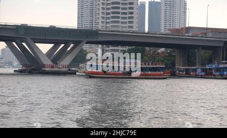 Pont de Sathon alias Saphan Taksin Bridge traversez la rivière Chao Phraya à Bangkok en Thaïlande avec un ferry Banque D'Images