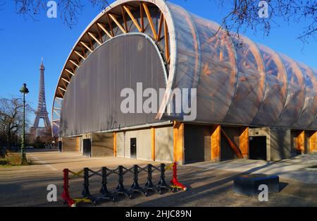 PARIS, FRANCE -13 JANV. 2022- vue sur le Grand Palais Ephemere, un bâtiment temporaire en bois et verre conçu par Wilmotte, tout en étant le monument du Grand Palai Banque D'Images