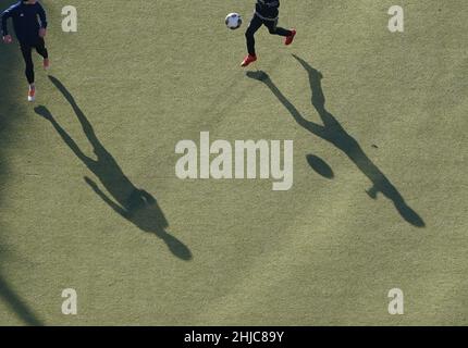 Hambourg, Allemagne.28th janvier 2022.Les enfants jouent au football sur un terrain de gazon artificiel.Credit: Marcus Brandt/dpa/Alay Live News Banque D'Images