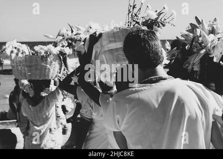 Parti traditionnel en l'honneur d'Iemanja, la reine de la mer, où les dons sont emmenés à la mer par les membres o Banque D'Images