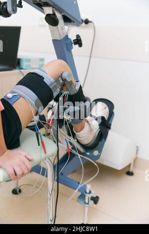 Patient sur des machines à plage de mouvement passive continue.Dispositif permettant un mouvement anatomique correct de la cheville et des articulations.Pied Banque D'Images