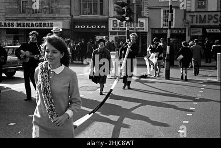 Bristol University Rag 1968 : les étudiants de Bristol ont établi un record mondial de tricotage dans le cadre des événements RAG de l’année.Une équipe de quatre femmes et deux hommes tricotées 24 heures sur 24 au Wimpy Bar du Centre et a continué à apparaître sur le Blue Peter de BBC TV.C'était l'un des nombreux cascades que le Comité Rag a coordonné autour de la ville dans la semaine qui a précédé la Rag Parade le samedi 9 mars.Les donateurs ont été encouragés à remplir des boîtes de collecte et à acheter Prod ’68, le magazine Rag.Le journal étudiant Nonesuch a rapporté que le magazine avait une série imprimée de 45 000 et toutes les copies ont été vendues. Banque D'Images