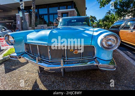 Fernandina Beach, FL - le 18 octobre 2014 : vue avant à grand angle à faible perspective d'une berline Lincoln Continental Mark II à toit rigide 1957 dans un cadre de voiture classique Banque D'Images