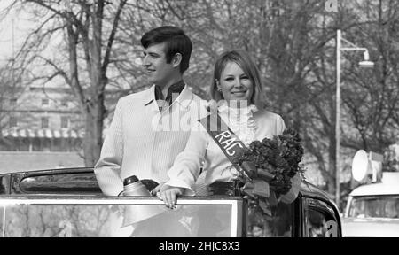 Bristol University Rag 1968: La procession annuelle Rag est dirigée par radio 1 DJ Ed Stewart et la Rag Queen 1968 dans une Rolls Royce vintage.La parade des flotteurs a lieu le samedi 9 mars 1968 depuis le parking de la gare de Clifton Down et a passé le Victoria Rooms and Wills Memorial Building, puis le long de Park Street et autour du centre-ville avant de retourner le long de Park Row aux chambres Victoria.Des milliers de spectateurs ont envahi les rues et des milliers de livres ont été recueillis pour la charité. Banque D'Images