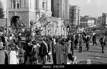 Bristol University Rag 1968 : les flotteurs défilent devant le Wills Memorial Building après s'être réunis au parking de la gare de Clifton pour le début de la procession du Rag 1968 le samedi 9 mars.Le défilé, dirigé par le DJ Ed Stewart de radio 1 et le Rag Queen de 1968, a lentement fait son chemin après les chambres Victoria sur Park Street, puis le tour du centre-ville avant de retourner le long de Park Row aux chambres Victoria.Des milliers de spectateurs ont envahi les rues et des milliers de livres ont été recueillis pour la charité.En arrière-plan est l'ancien bâtiment de l'école vétérinaire. Banque D'Images