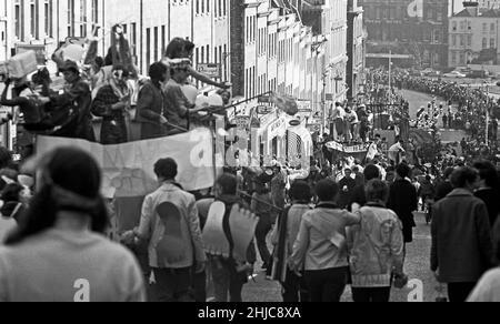 Bristol University Rag 1968 : les flotteurs descendent lentement sur Park Street après avoir atterci du parking de la gare de Clifton et passé les chambres Victoria au début du défilé de la Rag 1968 le samedi 9 mars.Le défilé, dirigé par le DJ Ed Stewart de radio 1 et le Rag Queen de 1968, a fait le tour du centre-ville avant de retourner le long de Park Row aux chambres Victoria.Des milliers de spectateurs ont envahi les rues et des milliers de livres ont été recueillis pour la charité. Banque D'Images