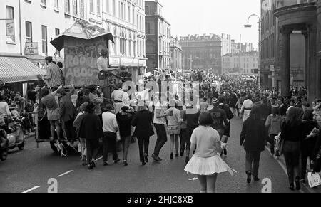 Bristol University Rag 1968 : les flotteurs descendent lentement sur Park Street après avoir atterci du parking de la gare de Clifton et passé les chambres Victoria au début du défilé de la Rag 1968 le samedi 9 mars.Le défilé, dirigé par le DJ Ed Stewart de radio 1 et le Rag Queen de 1968, a fait le tour du centre-ville avant de retourner le long de Park Row aux chambres Victoria.Des milliers de spectateurs ont envahi les rues et des milliers de livres ont été recueillis pour la charité. Banque D'Images